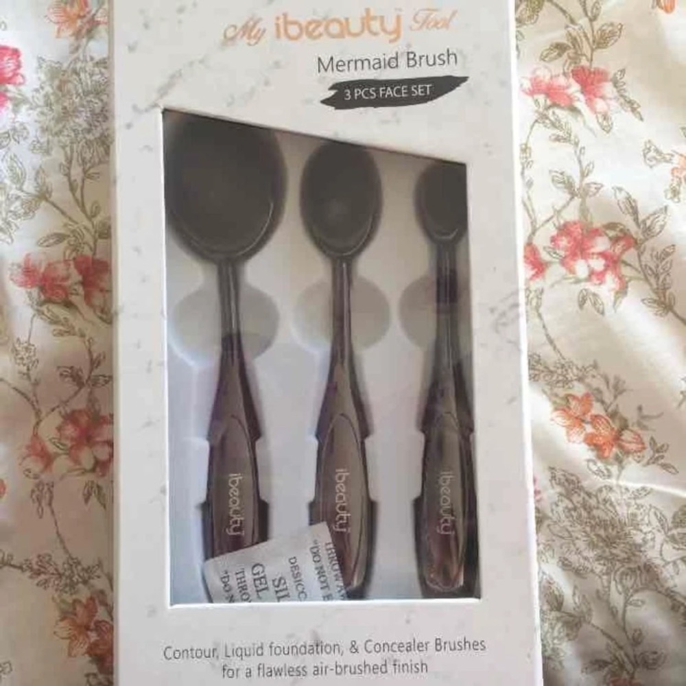 3 piece Mermaid Brush set + L’Oréal Quad!